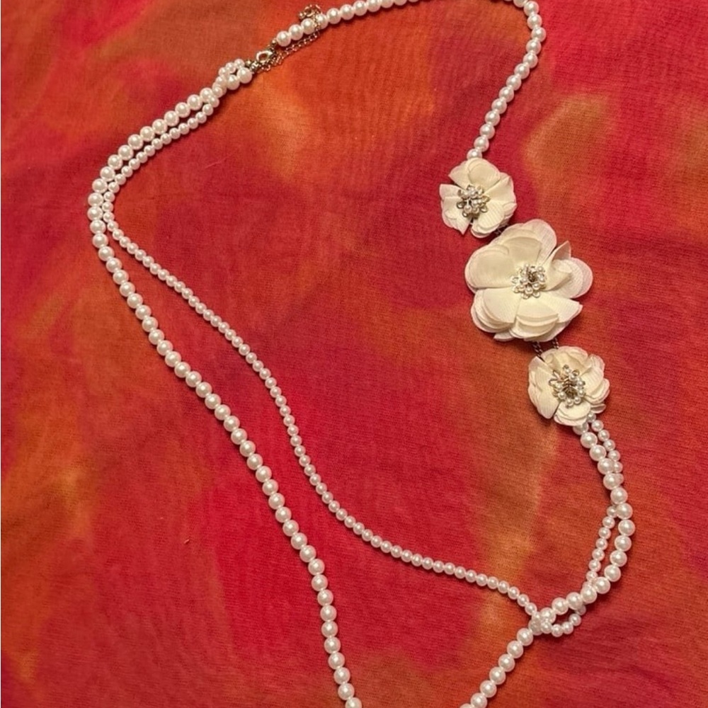 Elegant Pearl and Floral Necklace